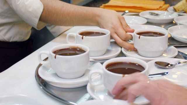 Camareros sirven chocolate a la taza / PXHERE