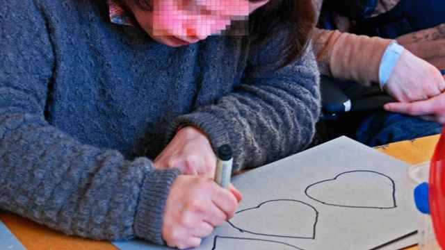Una mujer con Síndrome de Down realiza un dibujo
