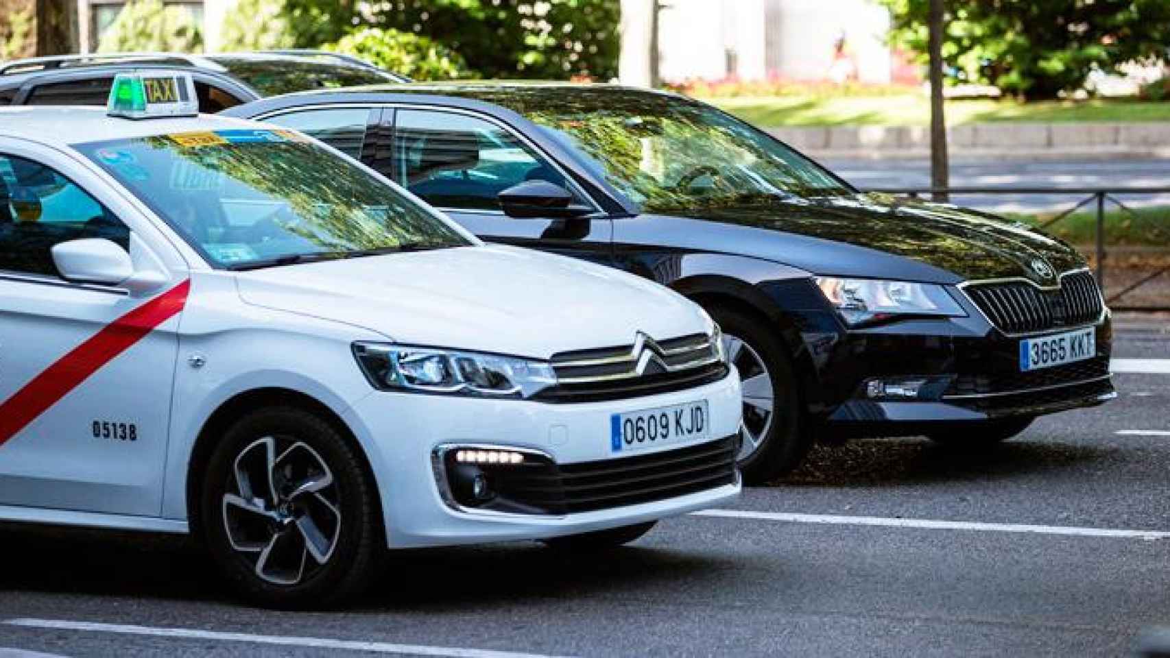 Imagen de un taxi circulando ante un vehículo VTC en Madrid / EFE