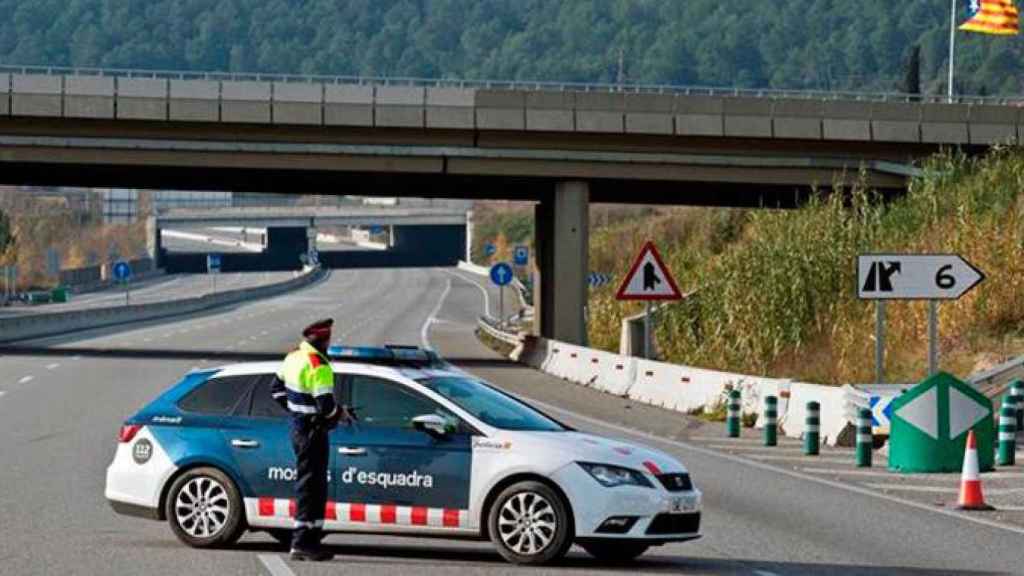 Agentes de los Mossos d'Esquadra vigilan la AP-7 / EFE