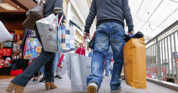 Dos personas de compras en un centro comercIal / EFE