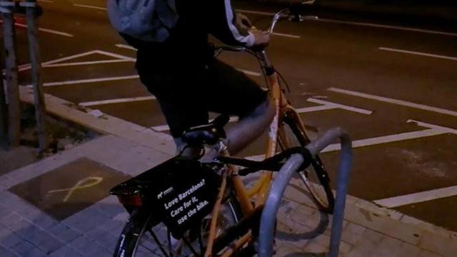 Un miembro de Arran desata una de las bicicletas de alquiler turístico que después sortearán / TWITTER