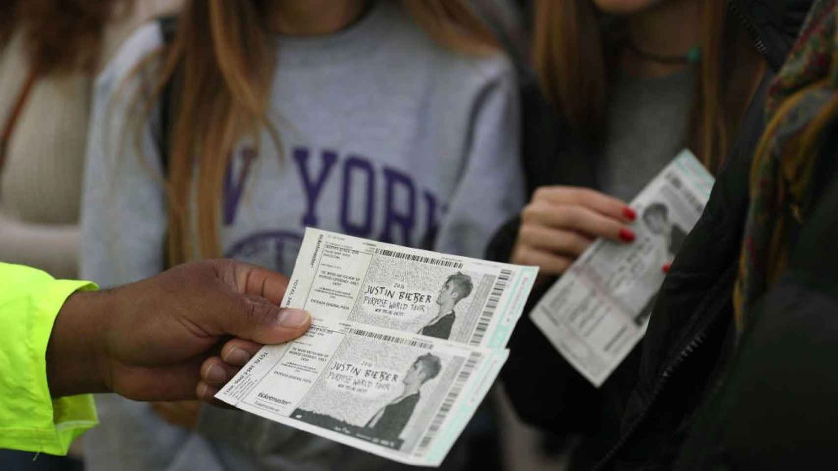 Un grupo de jóvenes con entradas para un concierto