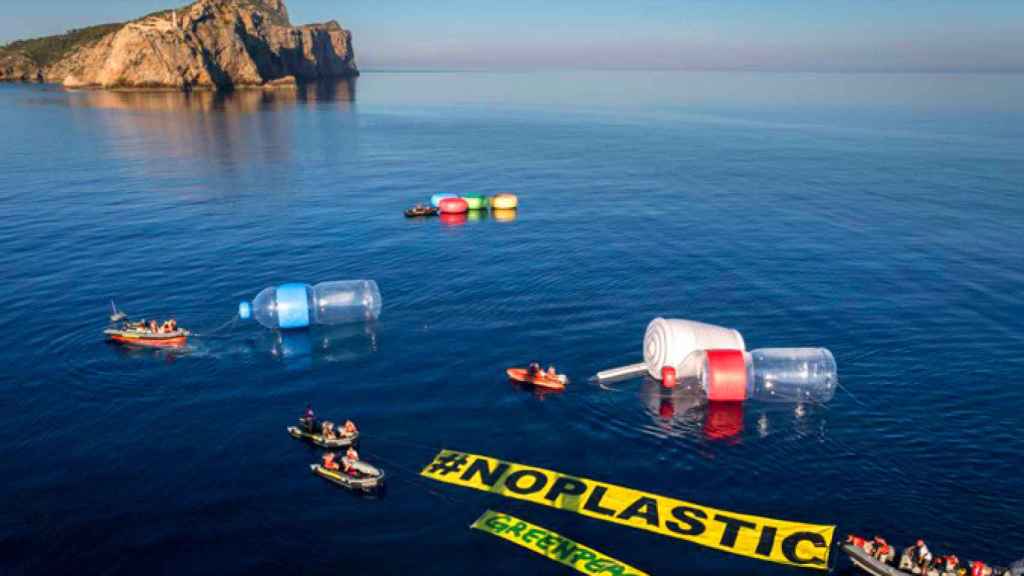 Activistas de Greenpeace este pasado junio en aguas baleares en lucha contra el plástico / EFE