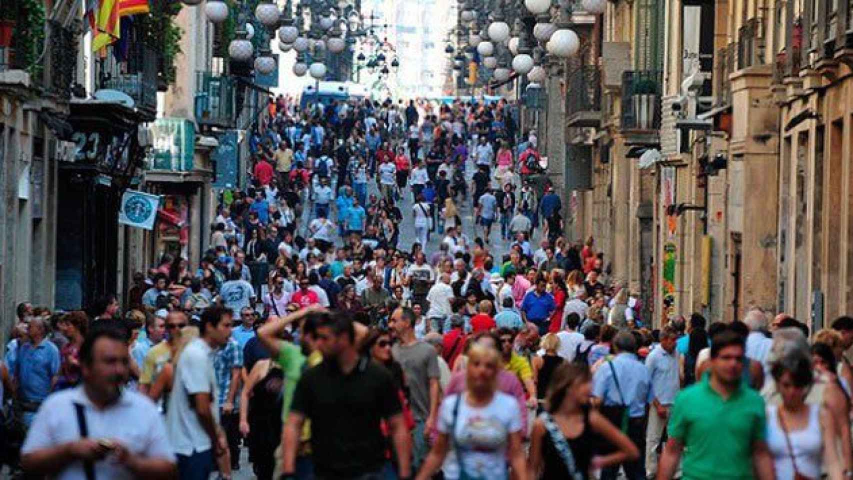 Una calle transitada en Barcelona, en una imagen de archivo / EFE