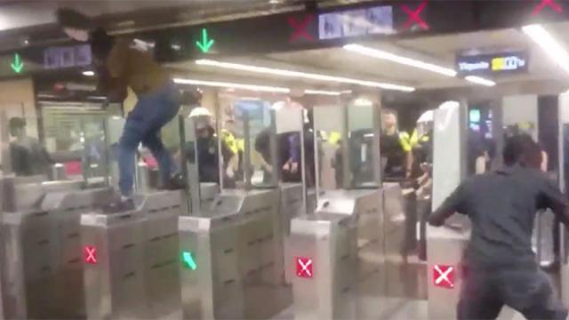 Violento enfrentamiento entre manteros y agentes de la Guardia Urbana en el Metro