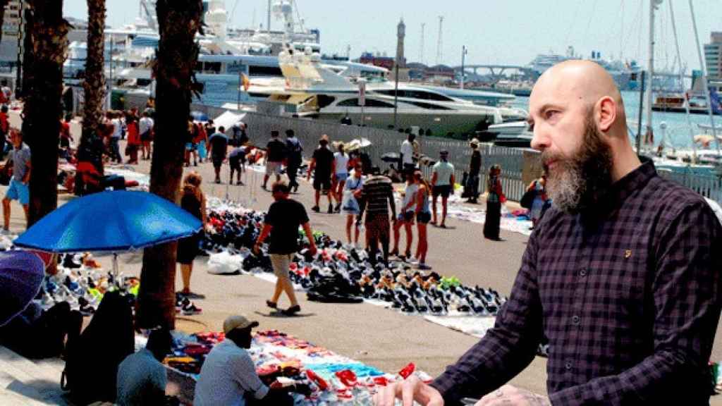 Josep Garganté, concejal de la CUP, y un grupo de manteros en el paseo Joan de Borbó de Barcelona, el verano pasado / FOTOMONTAJE DE CG