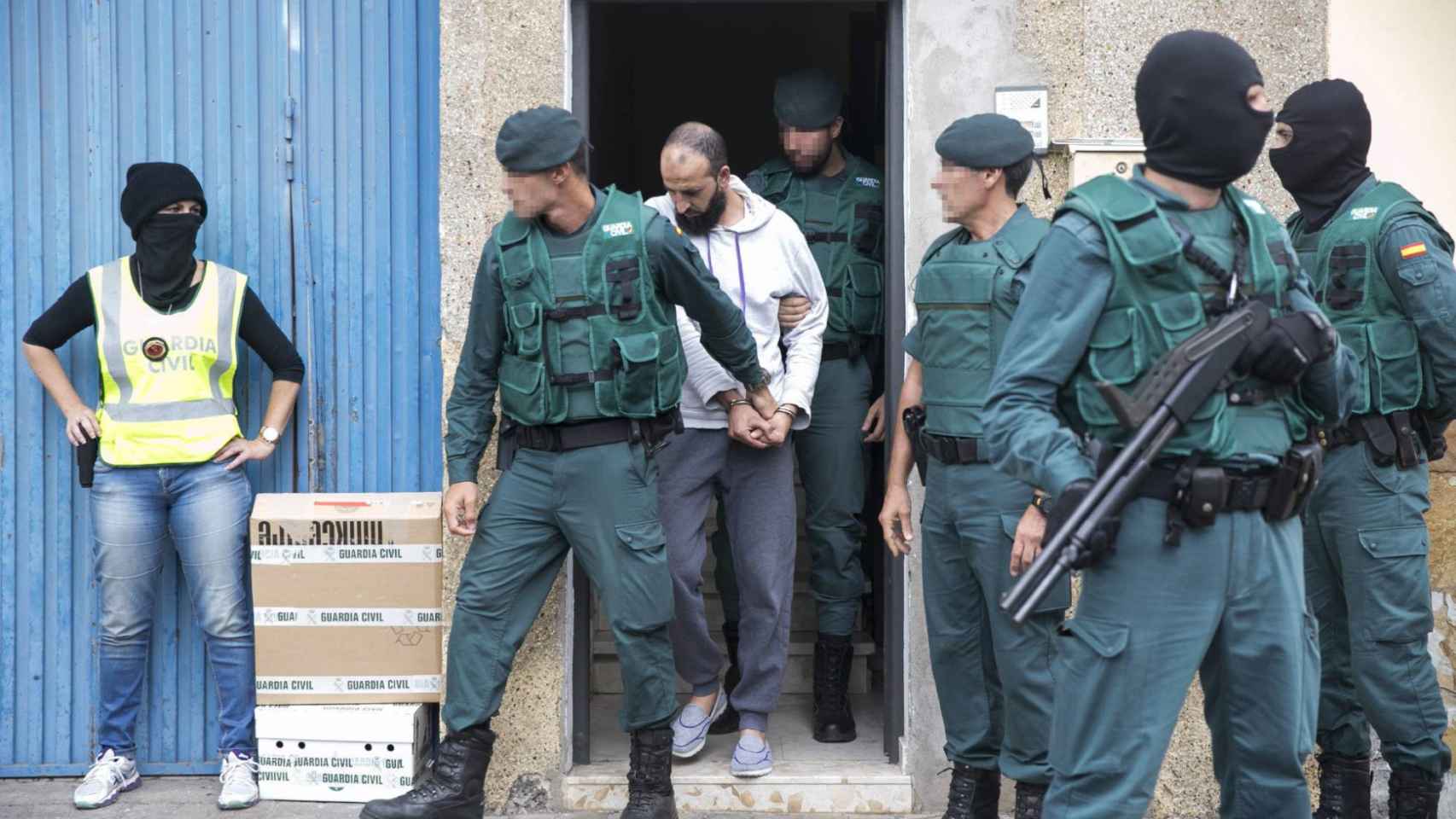 Agentes de la Guardia Civil acompañan a un presunto terrorista en Madrid, en una imagen de archivo / EFE