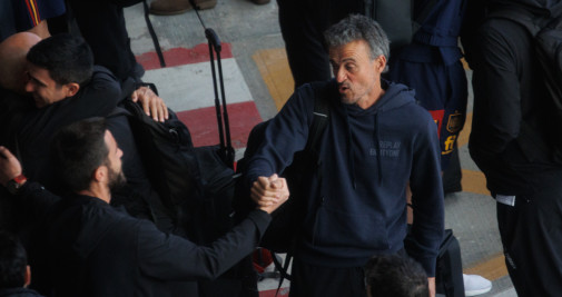 El seleccionador nacional de fútbol, Luis Enrique Martínez (d), a su llegada a la terminal T-4 del Aeropuerto Adolfo Suárez Madrid-Barajas / EUROPA PRESS