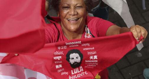 Simpatizantes del expresidente de Brasil y actual candidato a la presidencia, Luiz Inácio Lula da Silva, acompañan al candidato durante un recorrido por las calles del municipio de Guarulhos, hoy en Brasil / EFE