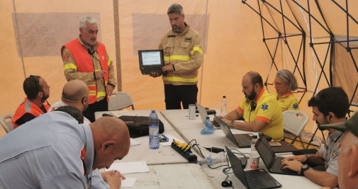 El centro de mando del incendio forestal de Baldomar, donde se coordinan los bomberos, Mossos, Agentes Rurales y el SEM / BOMBERS