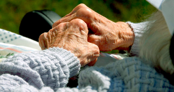 Manos de una mujer anciana con alzhéimer / EFE