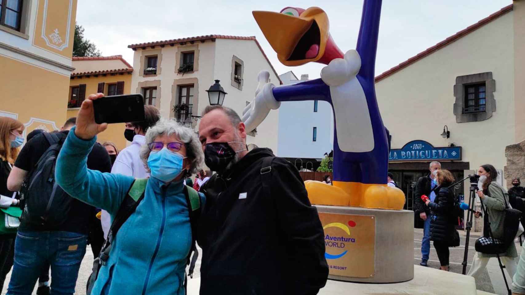 Dos visitantes, en la inauguración de la temporada 2022 de PortAventura World / CG