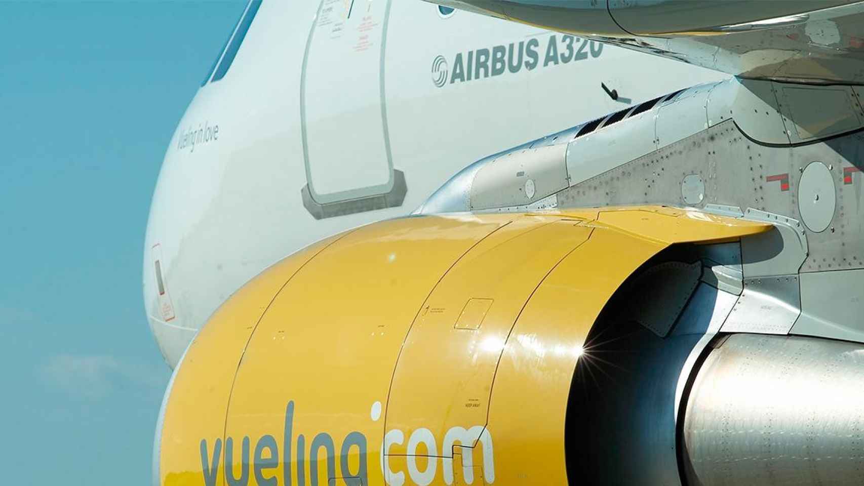 Un avión Airbus de la flota de Vueling estacionado en un aeropuerto / EP