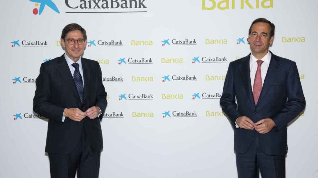 El presidente de Bankia, José Ignacio Goirigolzarri (izq.), y el consejero delegado de Caixabank, Gonzalo Gortázar / EP