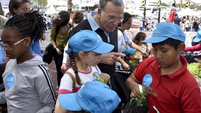 El presidente de la Caixa, Isidre Fainé,  con niños de CaixaProinfancia / Fundació Bancària la Caixa