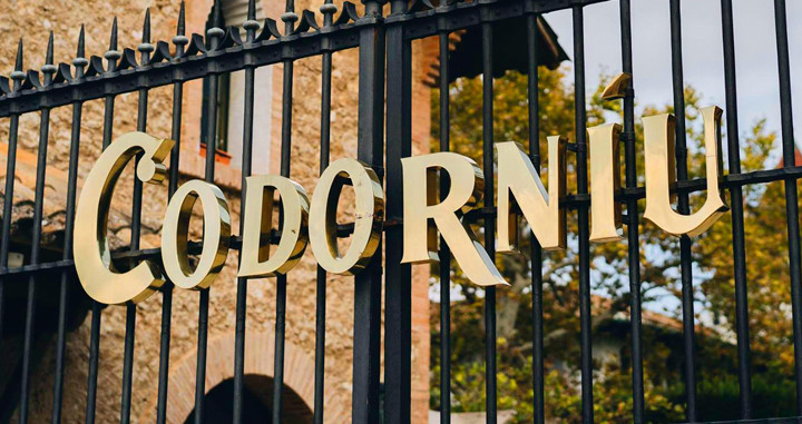 Entrada a las bodegas Codorníu / CODORNÍU