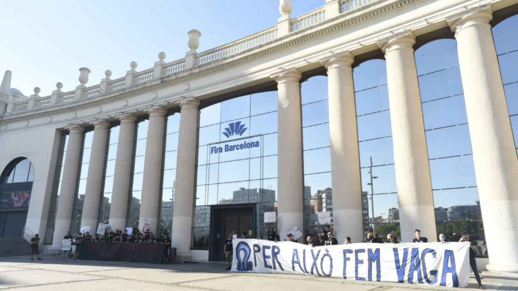 Los riggers de Fira Barcelona concentrados a las puertas del recinto de Montjuïc en defensa de sus puestos de trabajo / TWITTER