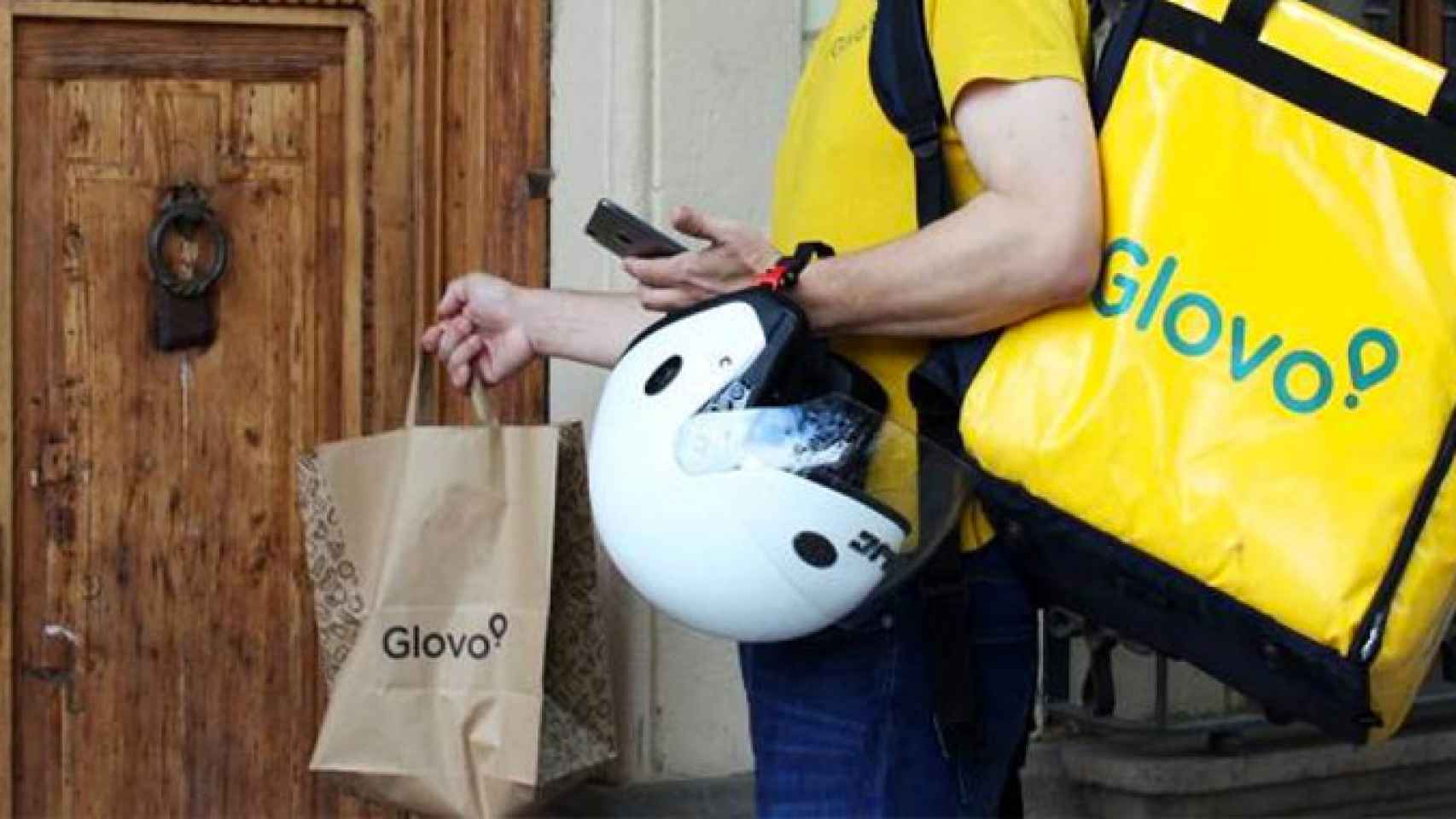 Un repartidor de Glovo, cuya relación laboral con la compañía ha generado incertidumbres entre los inversores potenciales y ha rebajado las expectativas de una nueva ronda de financiación / GLOVO