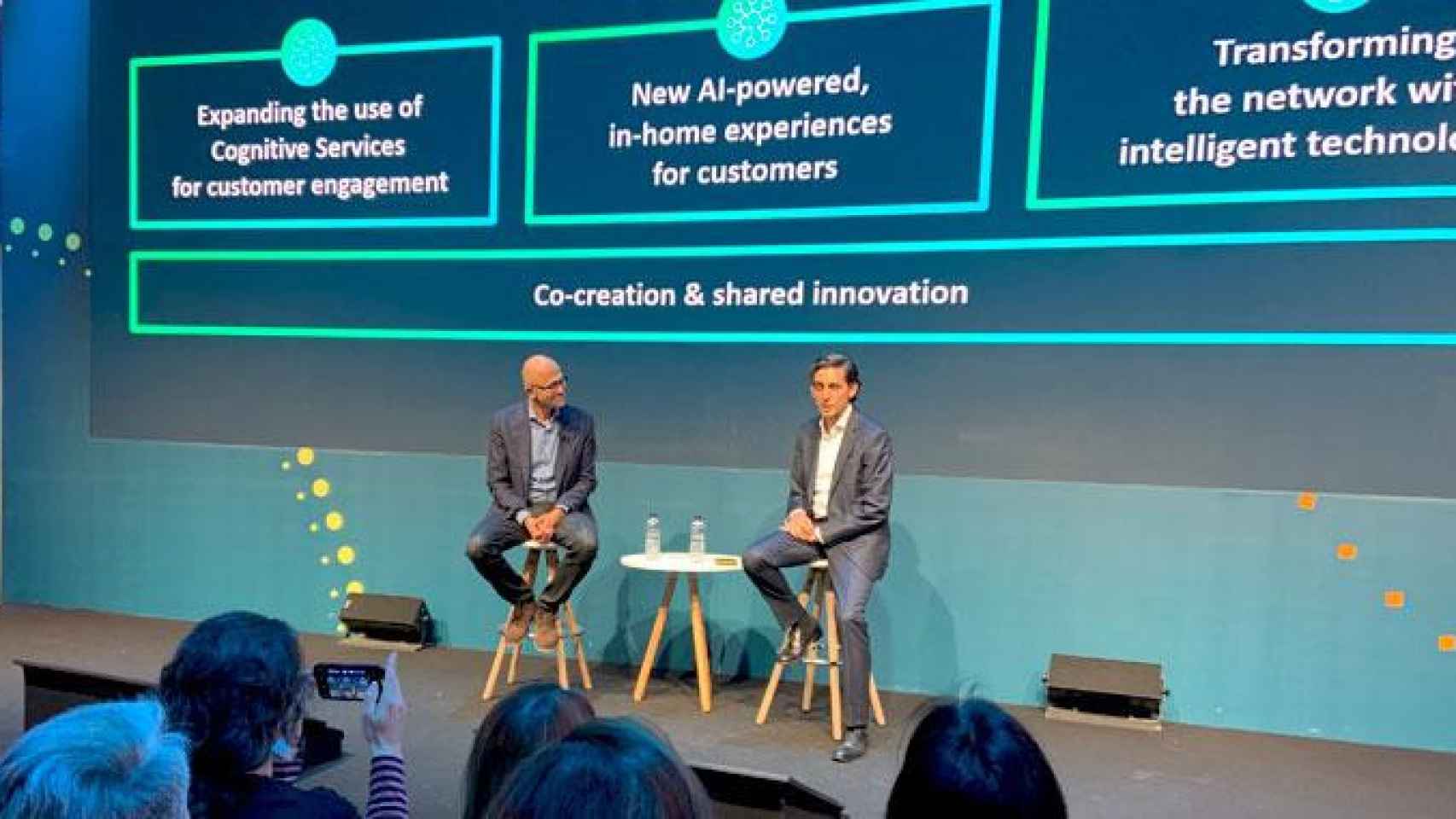 El presidente  de Microsoft, Satya Nadella (i), y el de Telefónica, José María Álvarez-Pallete (d), en el Mobile World Congress de Barcelona / CG