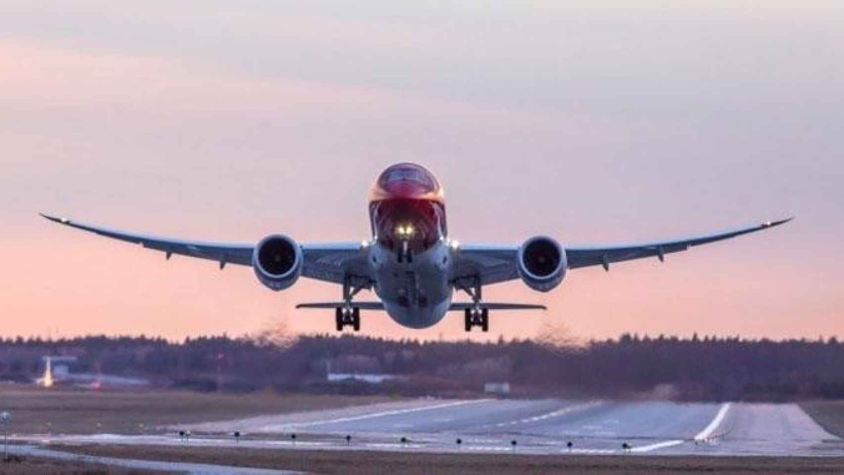 Una aeronave de Norwegian en plena operación de despegue / CG