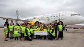 Vueling ha decorado uno de sus nuevos Airbus A320neo con dibujos de las ciudades europeas a las que vuela realizados por niños, hijos de empleados de la aerolínea / EFE