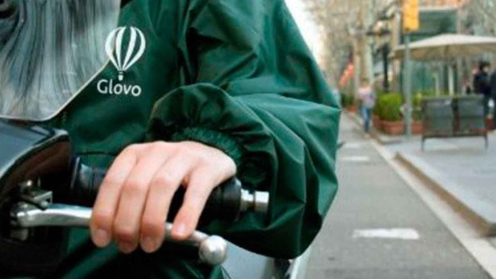 Un repartidor de Glovo, en una imagen de archivo / EFE