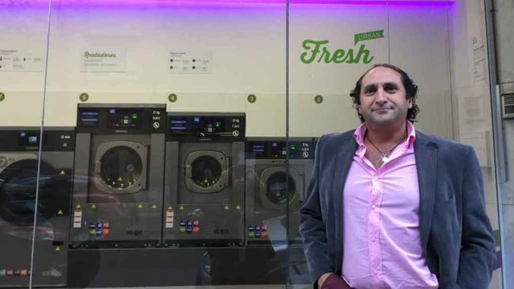 Roberto Haboba Gleizer, creador de los módulos 'Fresh Box' de lavadoras portátiles ante una de sus tiendas / CG