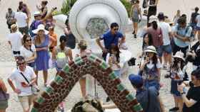 Turistas en el Park Güell de Barcelona, en una imagen de archivo / EFE