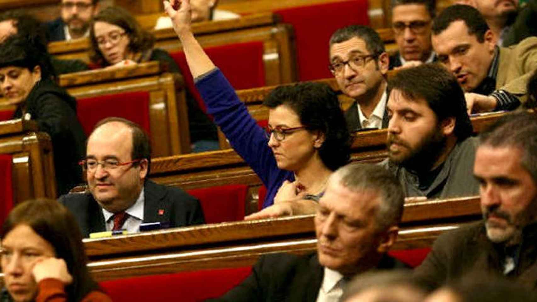 Miquel Iceta (i), junto a los diputados Eva Granados (c), Ferran Pedret (i), Jordi Terrades (2i) y Òscar Ordeig (2d) en una imagen de la legislatura pasado / EFE