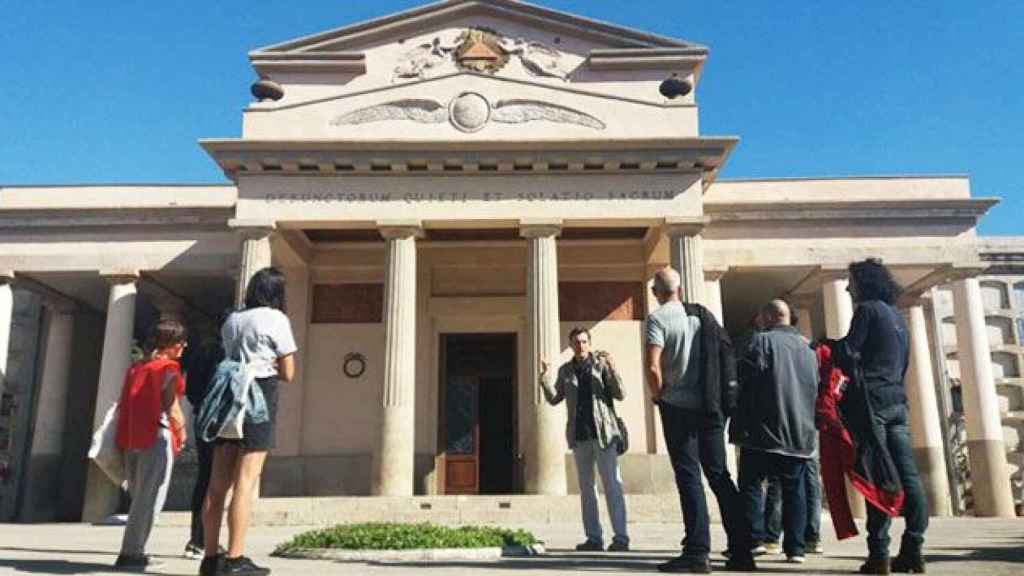 Visita cultural a un cementerio municipal de Barcelona, donde el Ayuntamiento quiere una funeraria pública / CG