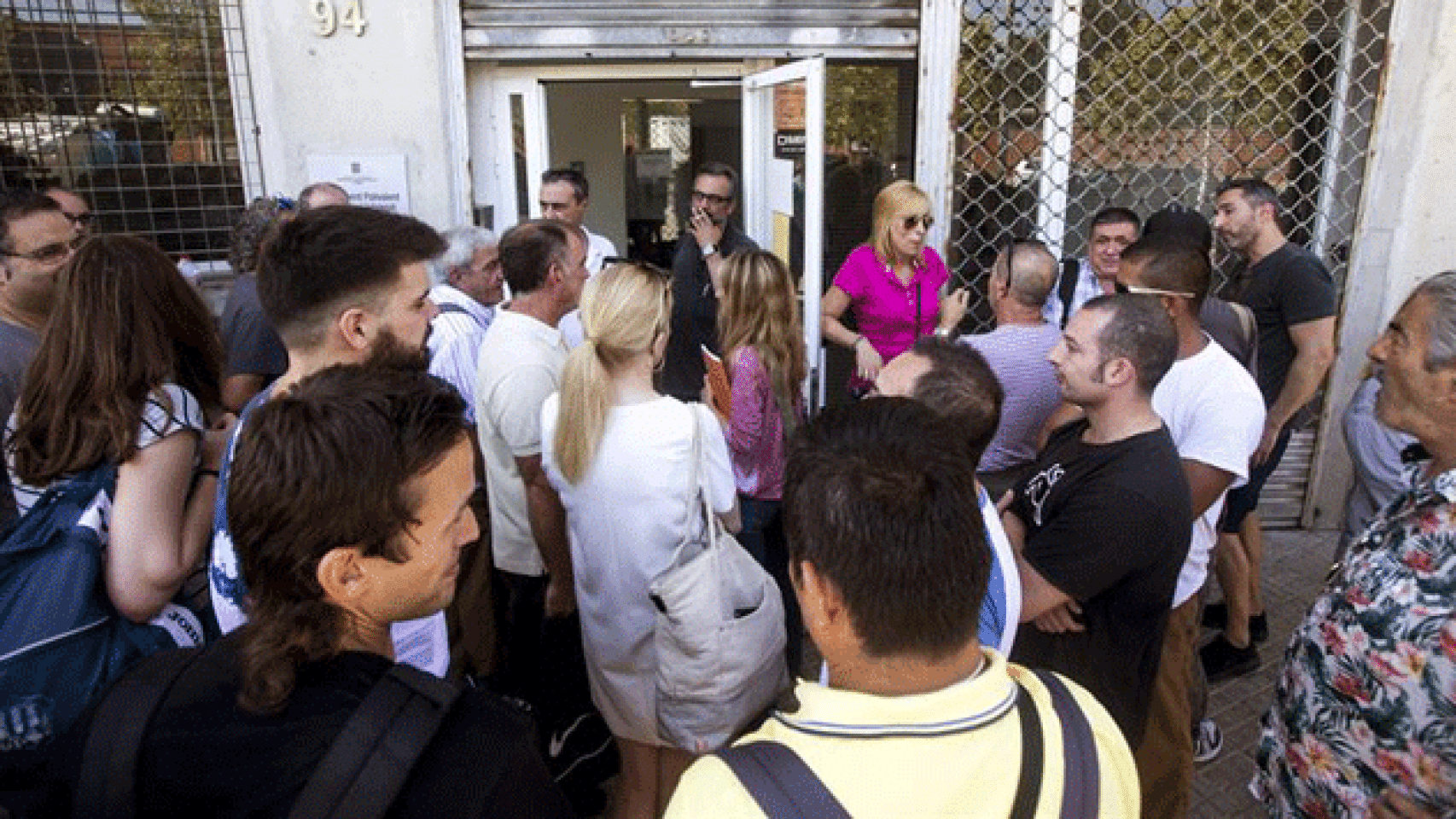 Los trabajadores de Eulen esperan para entrar a la asamblea convocada por el comité de huelga / EFE