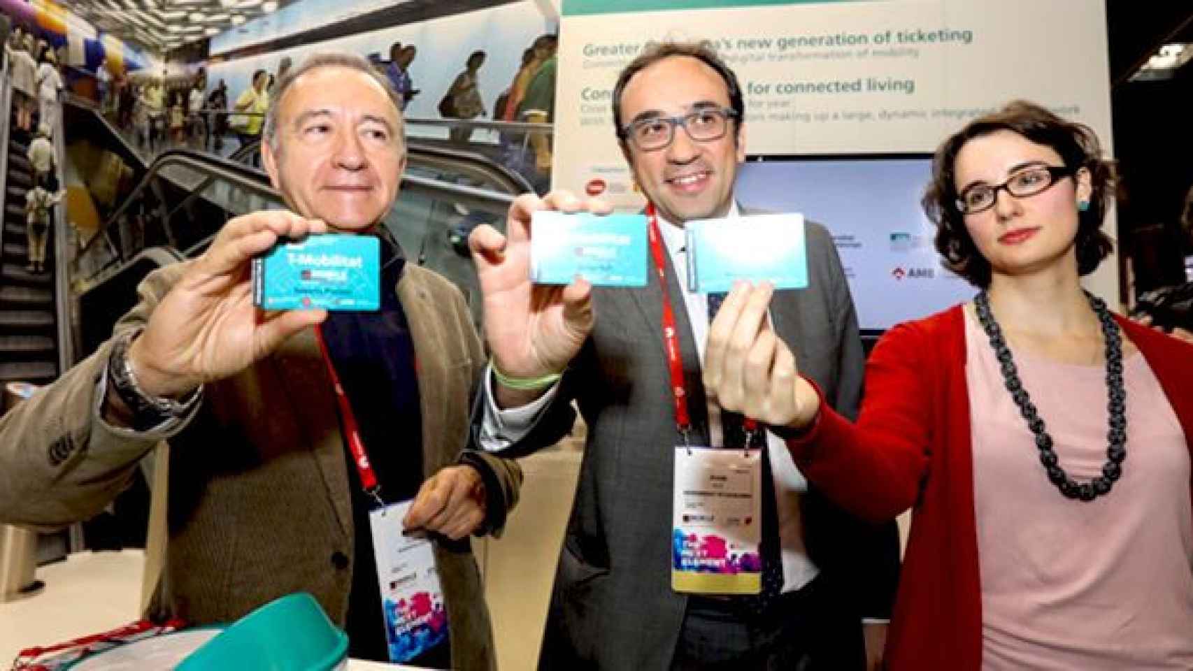 Josep Rull (c), 'conseller' de Territorio y Sostenibilidad de la Generalitat junto a Mercedes Vidal (d), concejal de Movilidad del Ayuntamiento de Barcelona y Antonio Poveda (i), vicepresidente de Transporte y Movilidad en el AMB en la presentación en mar