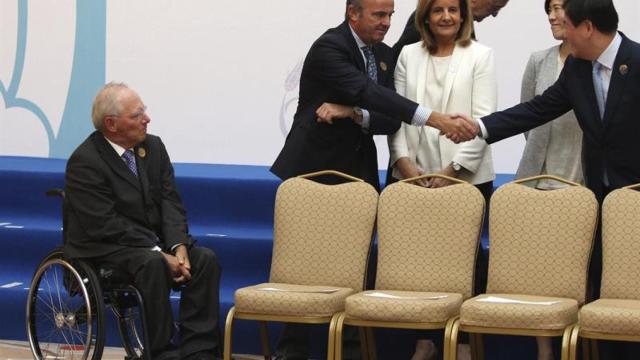 Wolfgang Schauble, ministro de Finanzas alemán, observa cómo su homólogo español, Luis de Guindos, y la titular de Empleo saludan a su llegada a la reunión del G-20.