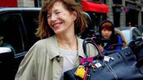 Jane Birkin con uno de los bolsos de Hermès al que dio nombre