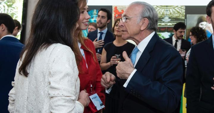 Isidro Fainé charla con becarios de la Caixa