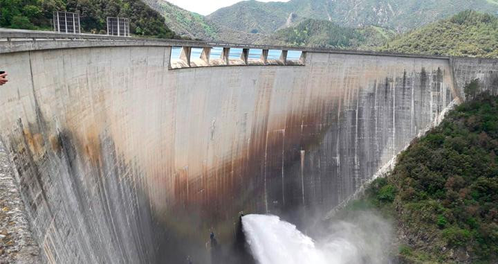 Apertura de compuertas en el pantano de Susqueda (Girona) / ACA