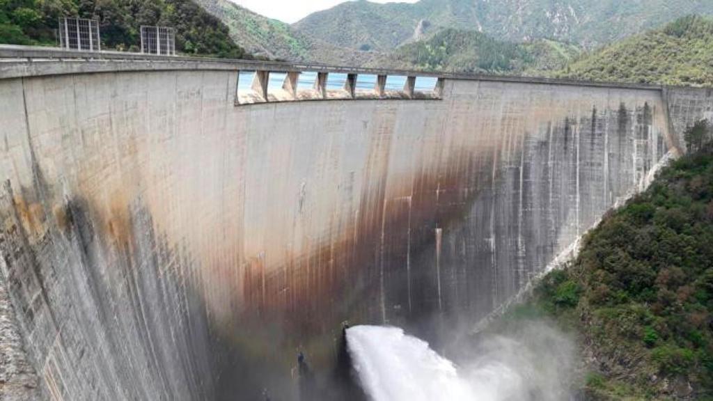 Apertura de compuertas en el pantano de Susqueda (Girona) / ACA