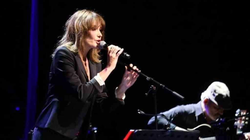 La cantante francesa Carla Bruni durante un concierto / EFE