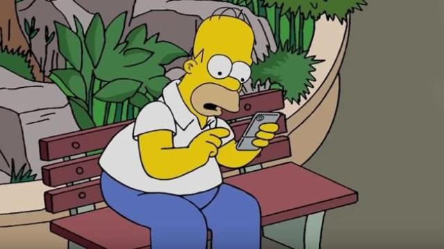 Escena del video en que los Simpson juegan a Pokémon Go.