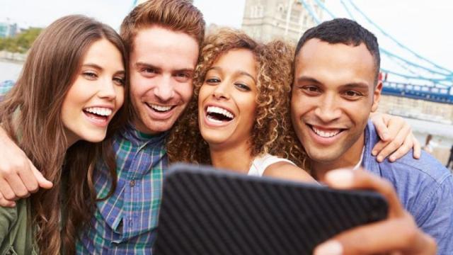 Un grupo de amigos haciendóse una foto 'selfie' en Londres.