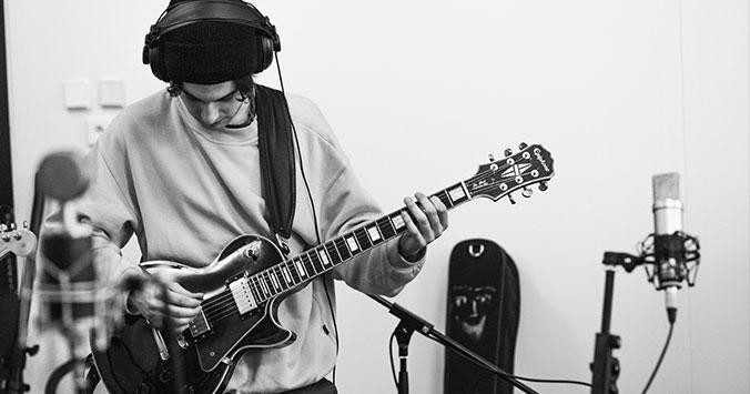 Guitarrista grabando / UNSPLASH