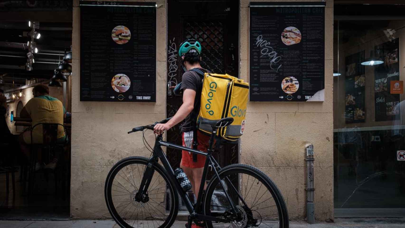 Un rider de Glovo entregando un pedido / PABLO MIRANZO