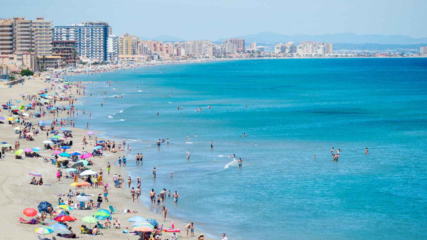 Decenas de personas abarrotan las playas de la costa levantina EP