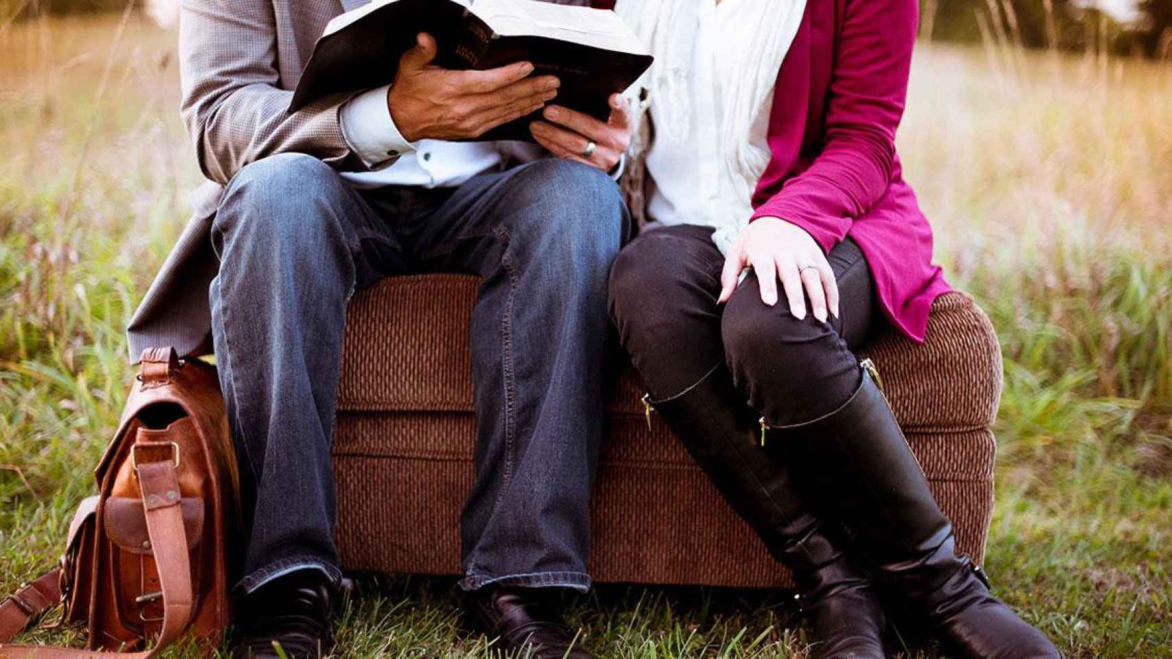 Pareja leyendo libros en San Valentín / BEN WHITE - UNSPLASH