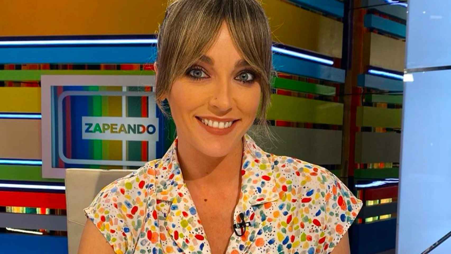 Anna Simon sentada en su silla de colaboradora en el programa 'Zapeando' / INSTAGRAM