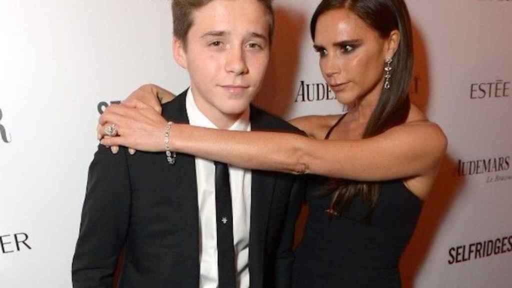 Victoria Beckham junto a su hijo mayor, Brooklyn