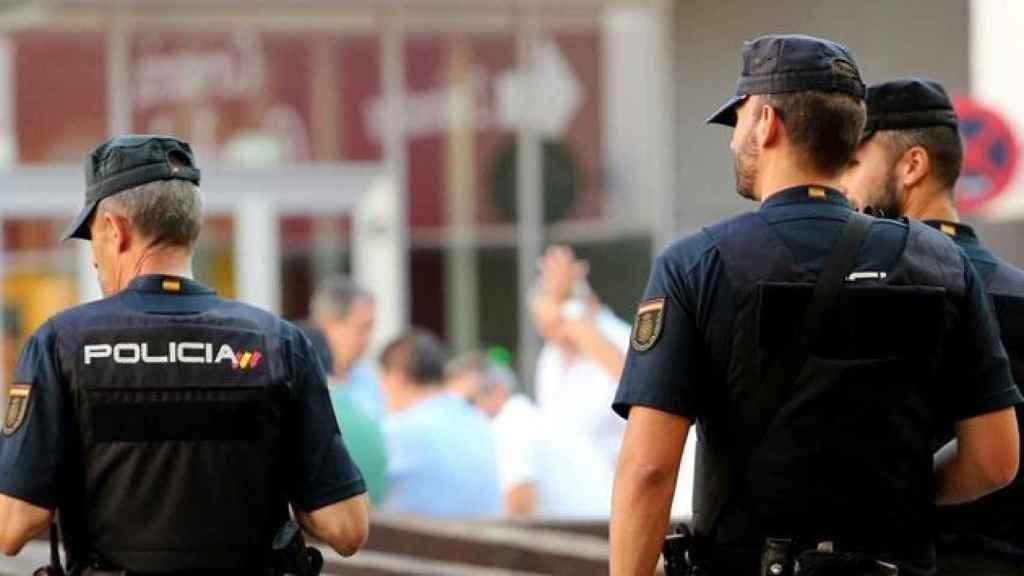 Tres agentes del Cuerpo Nacional de Policía en Málaga / EP