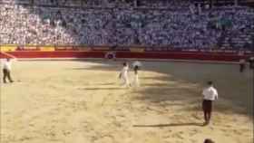 Momento en el que varios activistas saltan a la plaza de toros / PETA