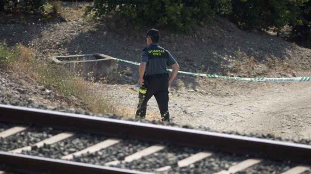 Un agente de la Guardia Civil en la zona donde murió Lucía Vivar